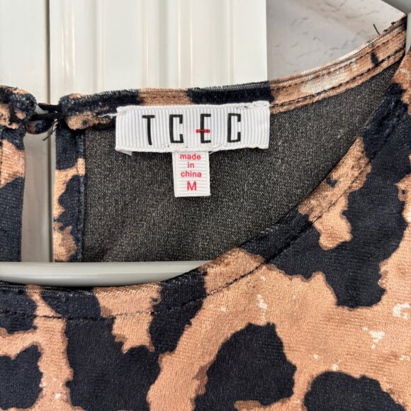 Leopard Print faux velvet with puff sleeves size Medium - Picture 2 of 2